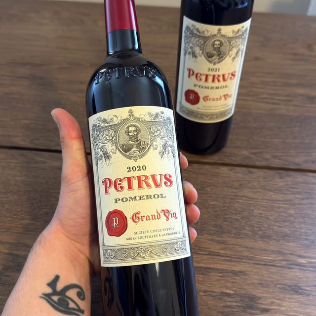 Bottiglia di Petrus Pomerol 2020 con la cassa originale