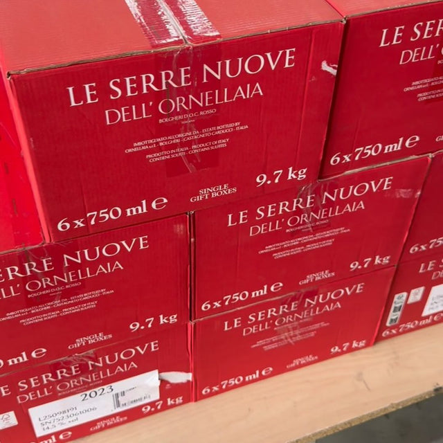 Cartoni di Le Serre Nuove dell'Ornellaia in magazzino