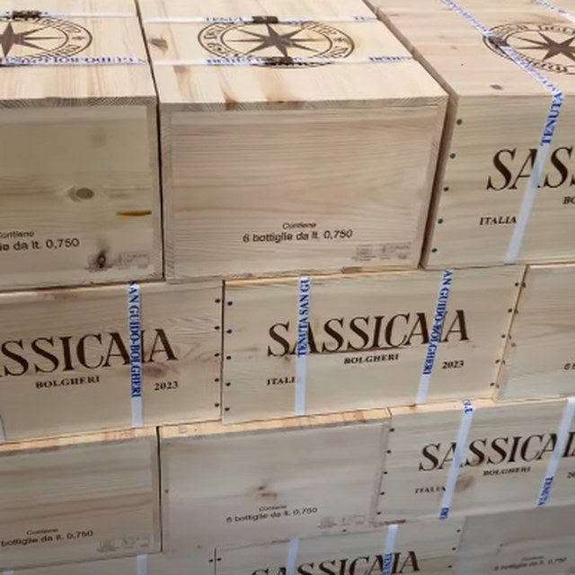 Casse di legno di Sassicaia Bolgheri 2023 impilate su un bancale